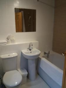 基尔马诺克House for Groups & Contractors Kilmarnock的浴室配有卫生间、盥洗盆和浴缸。