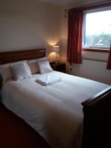 基尔马诺克House for Groups & Contractors Kilmarnock的卧室配有一张大白色床和窗户
