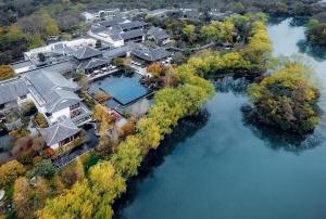 杭州杭州西子湖四季酒店的水面上房子的空中景观