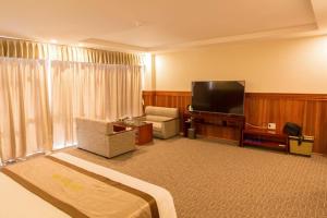 荣市文广场酒店的配有一张床和一台平面电视的酒店客房