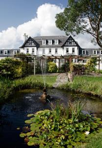 Ilsington伊尔辛顿乡村别墅酒店及Spa的喷泉前的池塘