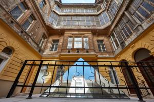 布达佩斯维多利亚经济型酒店的一座带天窗和玻璃门的建筑