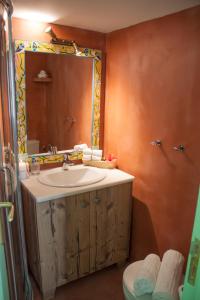 哈尔基岛Villa Klytia的一间带水槽、镜子和卫生间的浴室