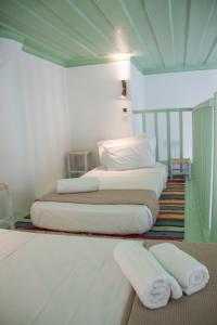 哈尔基岛Villa Klytia的配有2张床的客房,提供毛巾。