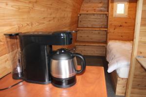 Drijber波德露营地的坐在小房子桌子上的咖啡壶