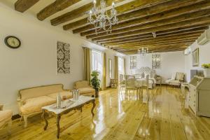 马德里奥连特宫公寓的客厅配有沙发和桌子