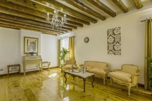 马德里奥连特宫公寓的客厅配有沙发和桌子