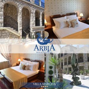 拉布Villas Arbia - Margita Beach hotel的两张带两张床的酒店客房的照片