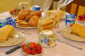 莫尔恰诺迪莱乌卡Le Fate del Salento的一张桌子上放着糕点和草莓