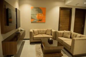 吉达维尔韦特套房公寓式酒店的带沙发和电视的客厅
