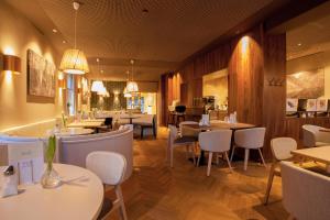 林道伯纳孔蒂特雷精品酒店的一间带桌椅的用餐室和一间餐厅