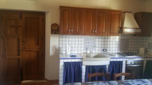 库斯托纳奇Vecchio Baglio Cofano的厨房配有水槽和台面