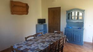 库斯托纳奇Vecchio Baglio Cofano的一间配备有桌子和蓝色橱柜的用餐室