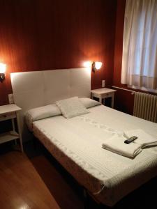 里贝斯的弗里瑟波塔德奴里亚旅馆的一间卧室配有一张带2个床头柜的大床
