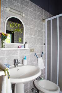 卡波迪蒙泰Lako Hostel的浴室设有白色水槽和镜子