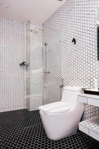 金宝康帕M精品酒店的白色的浴室设有卫生间和淋浴。