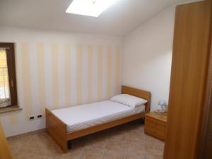 莱维科特尔梅卡德罗奇假日酒店的一间小卧室,配有床和窗户