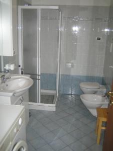 莱维科特尔梅卡德罗奇假日酒店的带淋浴、卫生间和盥洗盆的浴室