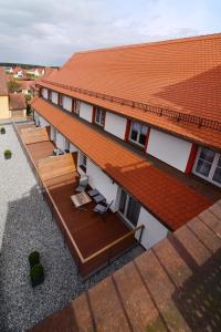 Wolframs-Eschenbach阿尔特沃格泰酒店的屋顶建筑的顶部景观