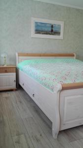 赛巴特班森Aquamarina的卧室配有一张带床架的白色床