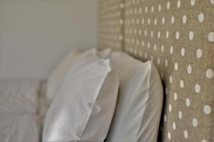 斯基亚索斯镇Annis House的一张带白色床单和枕头的床