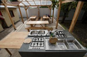 纳塔列斯港Camping Yellow Plum的一个带炉灶和野餐桌的户外厨房