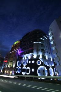 东京Hotel VARKIN的建筑的侧面有标志