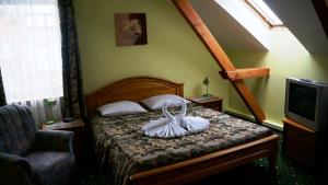 图库姆斯图库姆斯酒店的一间卧室,配有一张带篮子的床