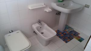 比比翁Condominio Mariella的一间带卫生间和水槽的浴室