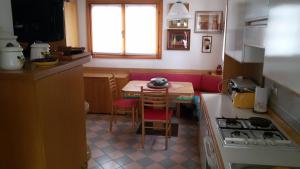 比比翁Condominio Mariella的小厨房配有桌子和桌椅