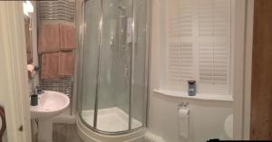 布罗德韦SmallBrook Cottage的带淋浴和盥洗盆的浴室