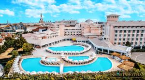 贝莱克贝莱克音威斯塔酒店的享有酒店空中景致,设有2个游泳池
