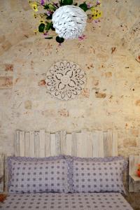 莫诺波利Casale del Gelso的一间设有花卉天花板的墙壁客房