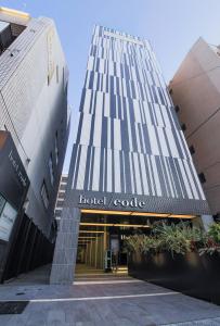 大阪心斋桥柯德酒店 的一座高大的建筑,上面有酒店谷歌标志