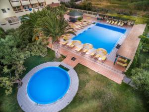 依拉佩特拉Tylissos Beach Hotel - Adults Only的后院游泳池的顶部景色