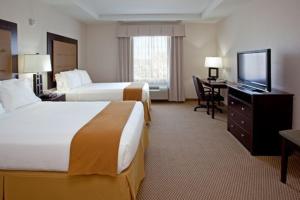 德克萨斯城得克萨斯城智选假日酒店的酒店客房设有两张床和一台平面电视。