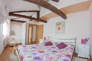 威尼斯Appartamento Calle dei Preti info at yourhomefromhomeinvenice-venicerentalapartments dot it的一间卧室配有一张带花卉床罩的床