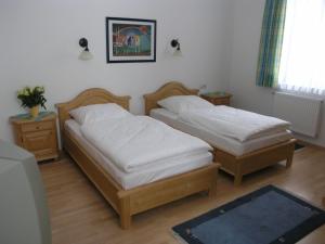 Pliening伏耳切汉墨兰德加斯托酒店的双床间设有2张单人床。