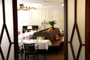 弗里索伊特瓦戈斯霍夫舒宁酒店的一间带桌子和沙发的用餐室
