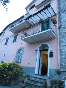 多尔切多Casa Antica Rosetta的带阳台和门的白色建筑