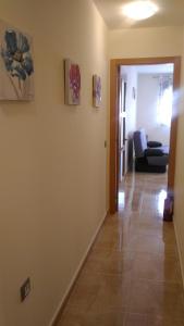 罗萨里奥港Apartamento fuerte的走廊上设有带沙发的客厅