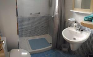罗萨里奥港Apartamento fuerte的带淋浴、卫生间和盥洗盆的浴室