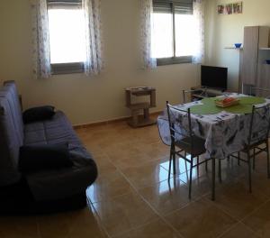 罗萨里奥港Apartamento fuerte的客厅配有桌子和沙发