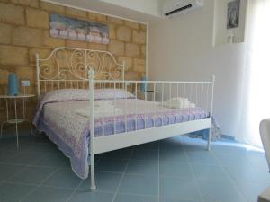 雷阿尔蒙特Playa Dei Turchi的卧室配有白色的床
