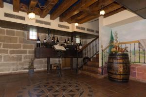 卡萨拉雷纳卡萨拉雷纳庄园酒店的一间品酒室,内设酒桶和楼梯