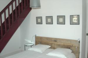 克卢尼克洛斯圣阿布耶酒店的一间卧室配有一张带木制床头板的床和楼梯