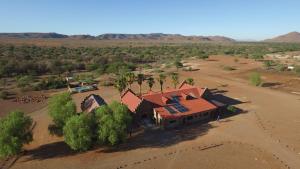 DuwisibDuwisib Guest Farm的沙漠中房屋的空中景观