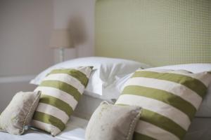 巴斯格雷斯精品住宿加早餐酒店的一张带绿色和白色枕头的床