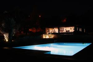 科尔武河畔米兰达赛特昆塔斯农家乐的夜间在房子前面的游泳池