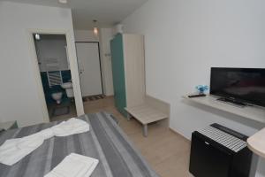 皮佐Appartamento Pettinato的小房间设有床和电视